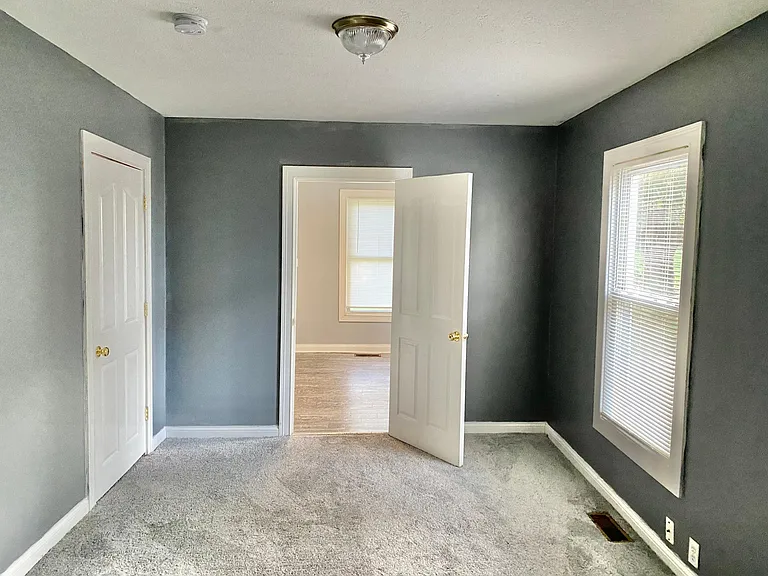 320 Thompson Dr — Photo 10