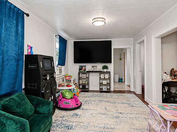 5th image of 824 Allen St