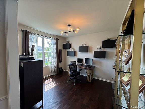 5th image of 3558 Kingsdale Blvd