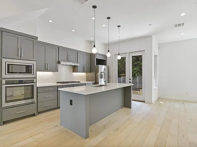 2506 Sutherland St — Photo 2