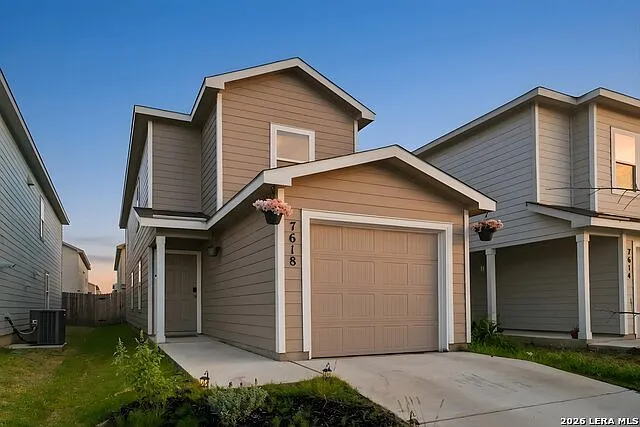 3 bed, 2.5 bath, 1358 sqft, $1,575 — Photo 1