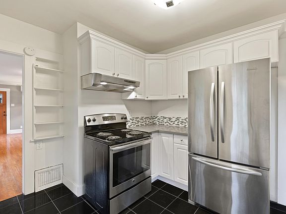 5th image of 533 NE Ravenna Blvd