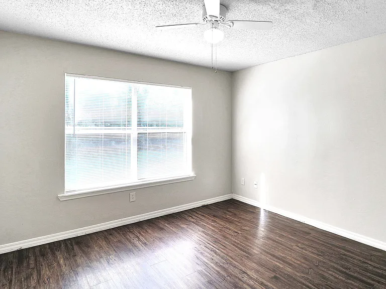 Chamberland Square Apartments — Photo 7