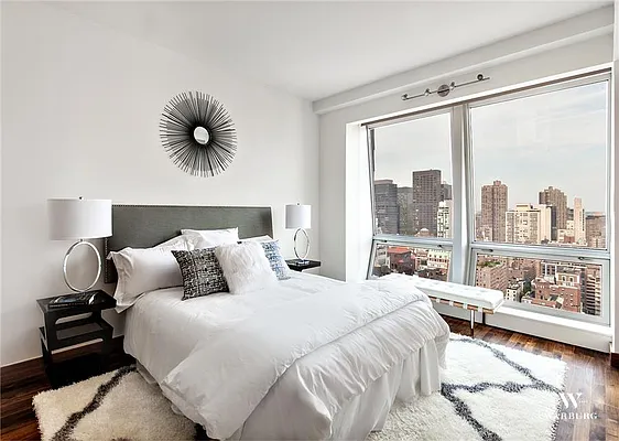 Sold by Warburg | media 4