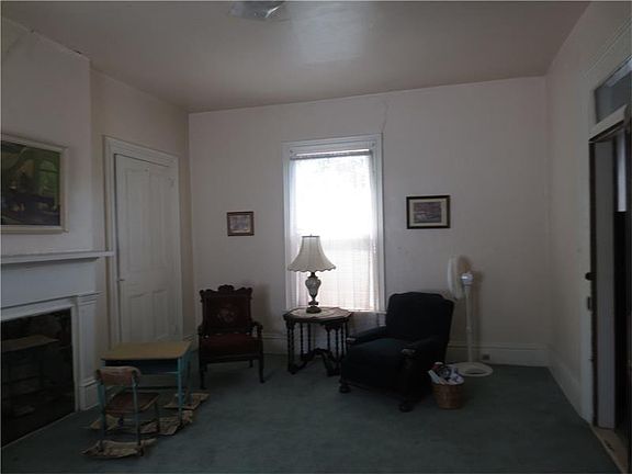 5th image of 182 N Walnut St