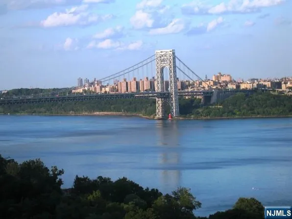 3 Horizon Rd APT 1418, Fort Lee, NJ 07024