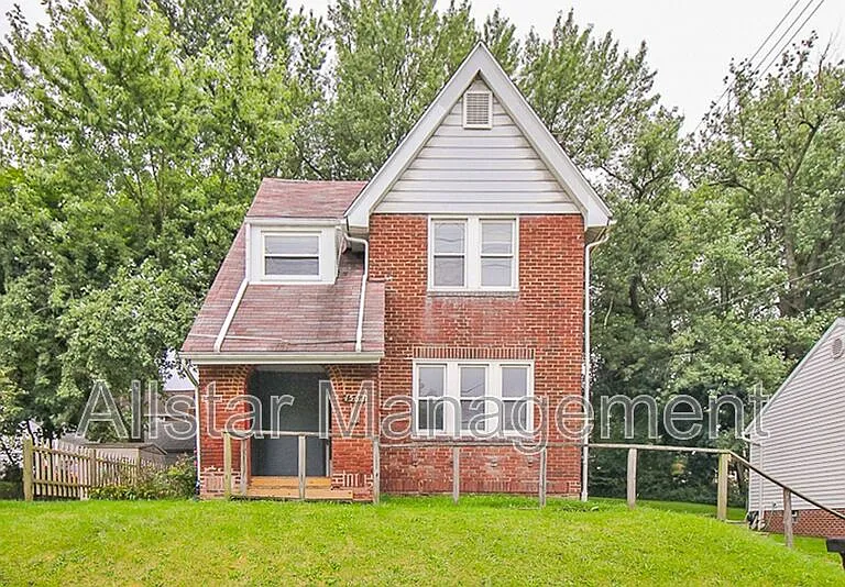 1562 Huguelet St — Photo 3