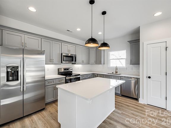 3rd image of 3418 Peligreni St
