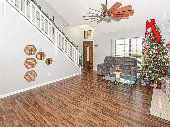 4th image of 2405 Hemlock Dr