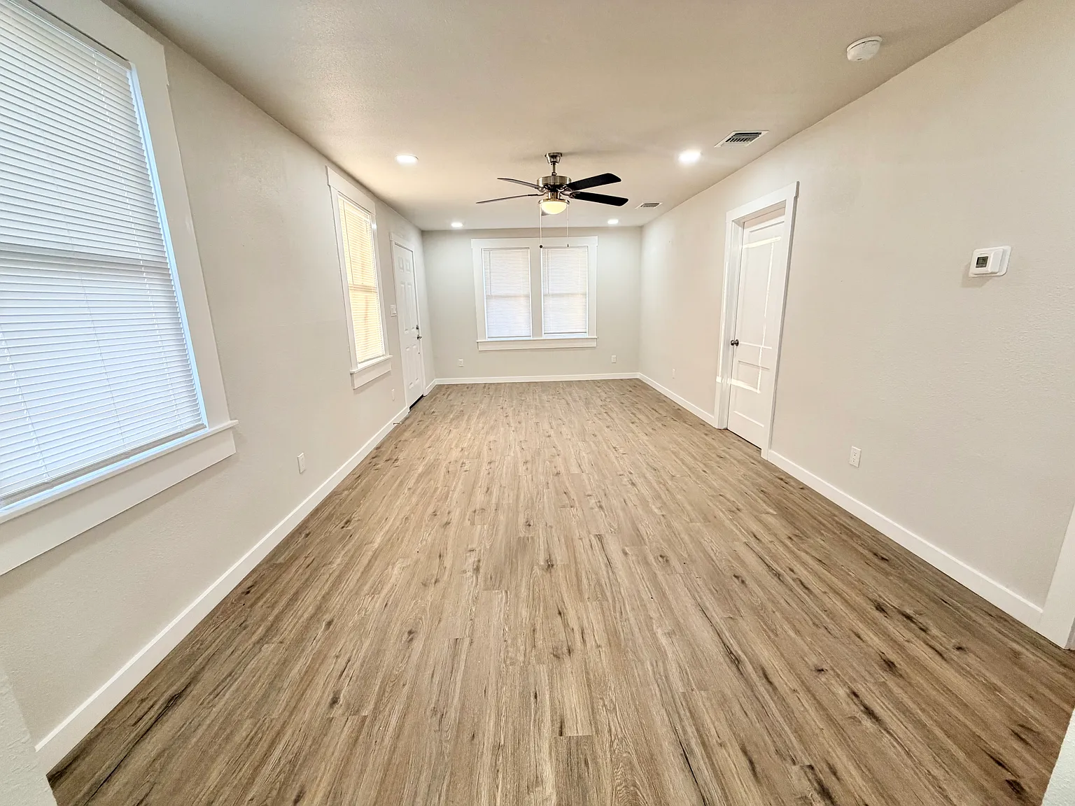 3 bed, 1000 sqft, $1,450 — Photo 2
