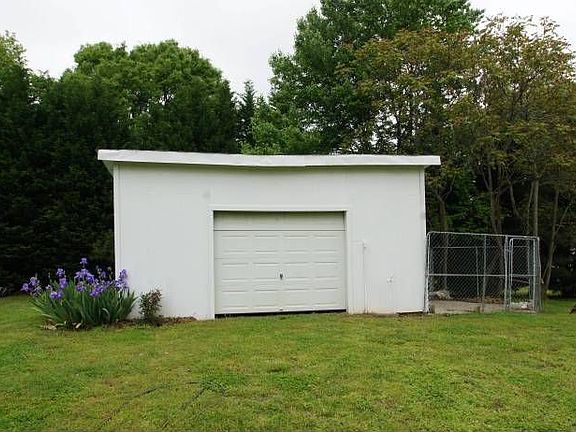 Detached 1 car garage