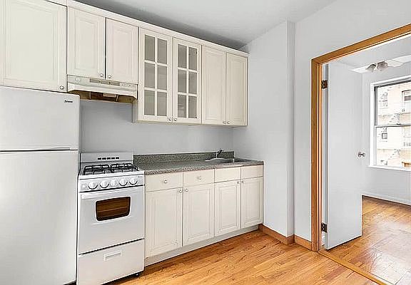 4th image of 421 E 65th St #2R