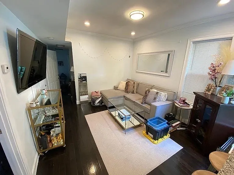 218 W 6th St #2 — Photo 3