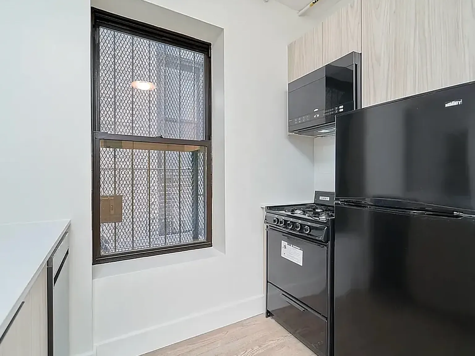 208 East 6th Street — Photo 4