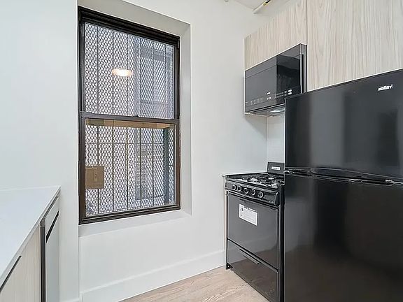 4th image of 208 E 6th St #32B