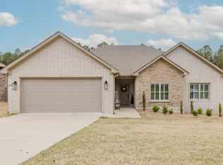 18556 Parkway Pines Dr, Bauxite, AR 72011