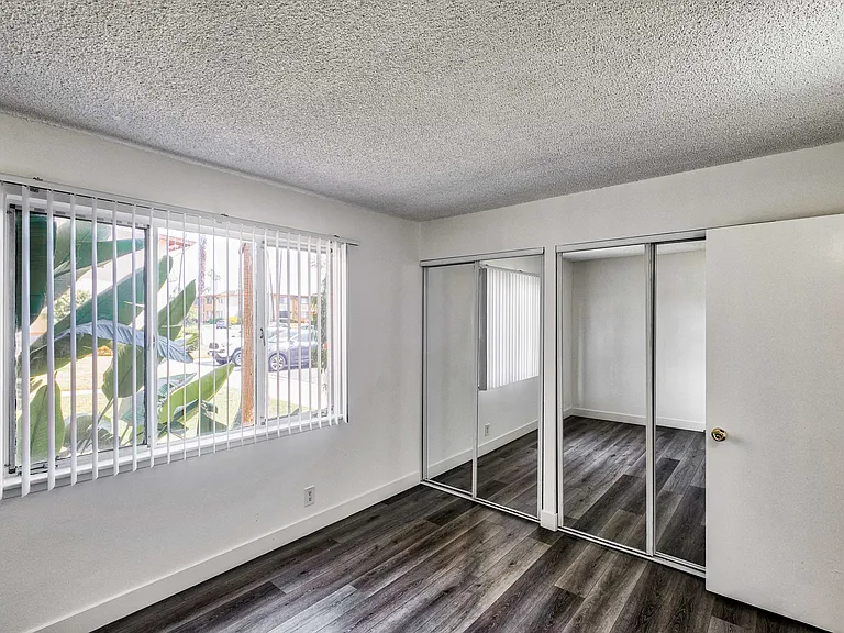 Serrano Apartments — Photo 17
