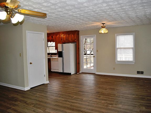 3rd image of 85 Castlewood Ct