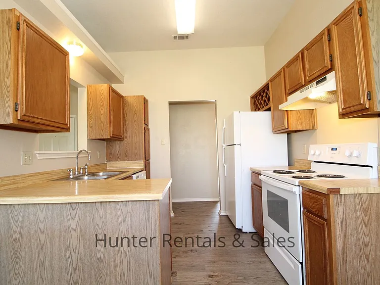 3801 Winchester Dr — Photo 9