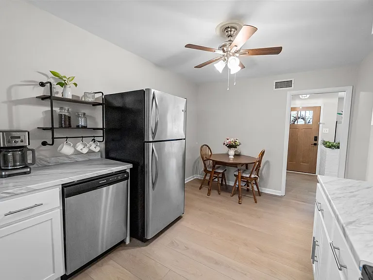 6 Monica Blvd — Photo 10