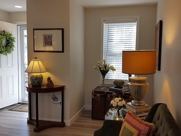 4th image of 129 Lowell St APT 1