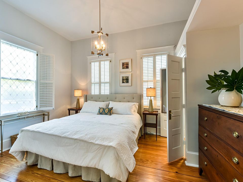 King Bed in Master with Two Closets High Ceilings Freshly Painted throughout