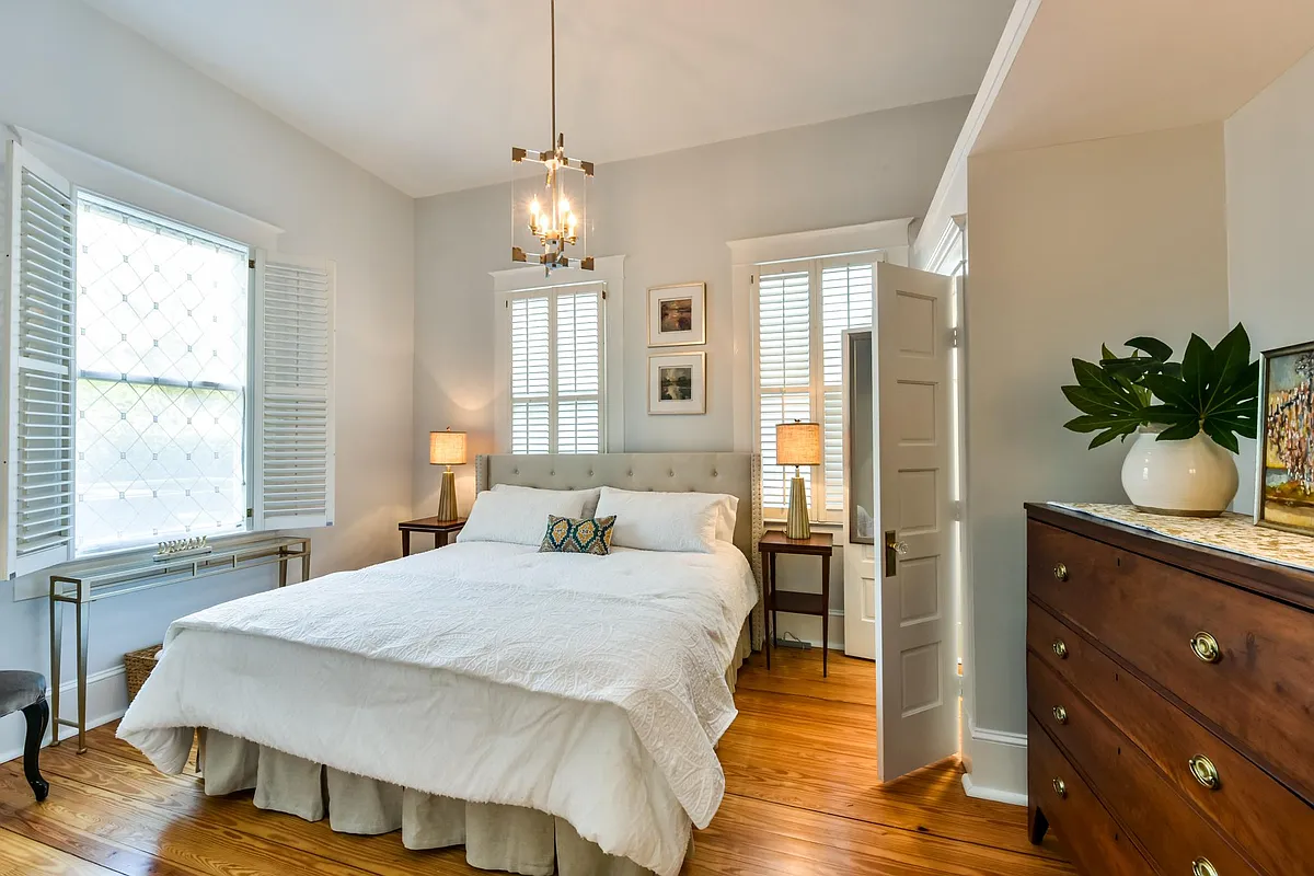 King Bed in Master with Two Closets High Ceilings Freshly Painted throughout - 15 Council St #C