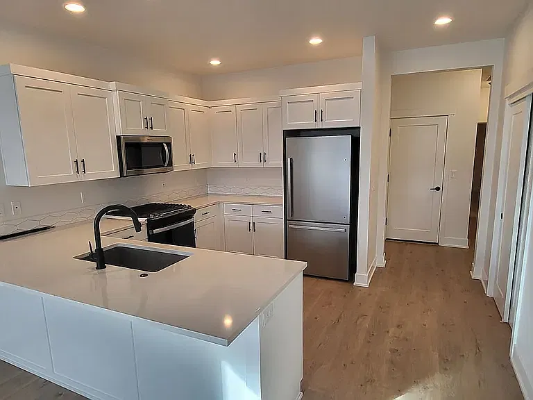 3 bed, 1367 sqft, $2,300 — Photo 2