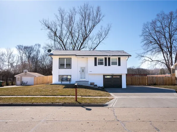 7840 Drake St, Clive, IA 50325