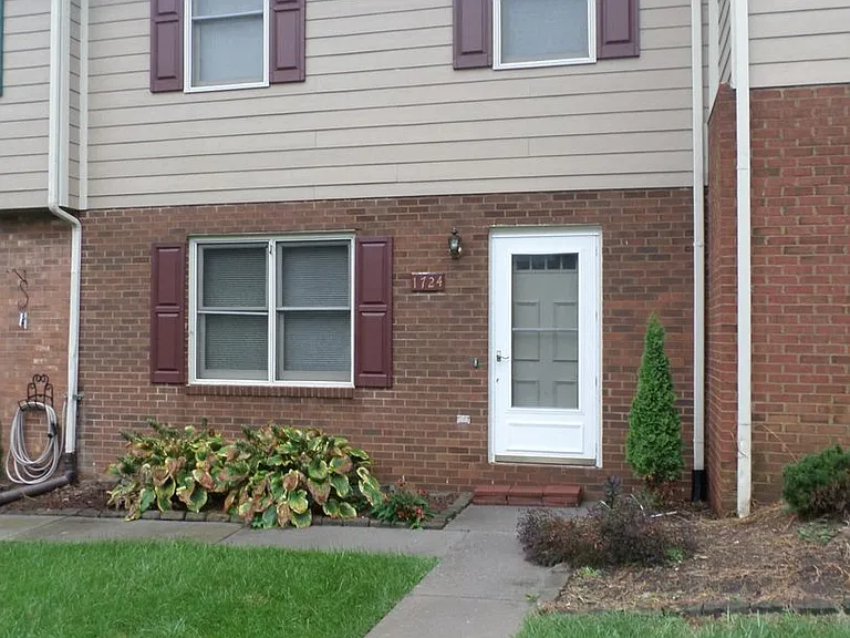 1724 Emerald St — Photo 1