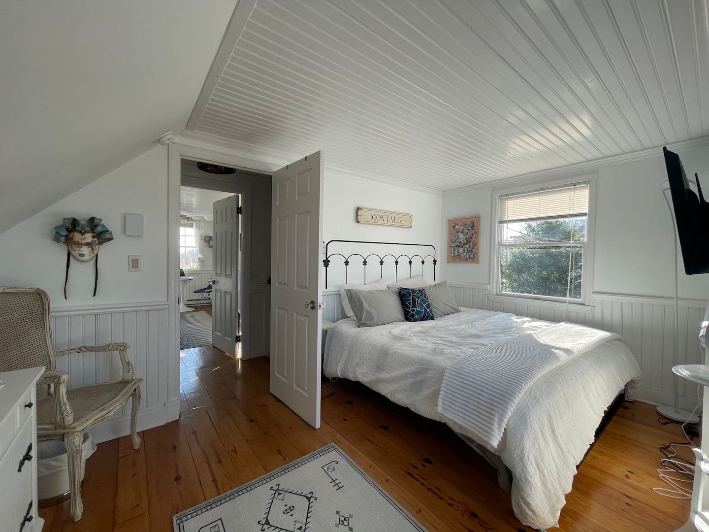  Guestroom w/ King Bed & Smart TV