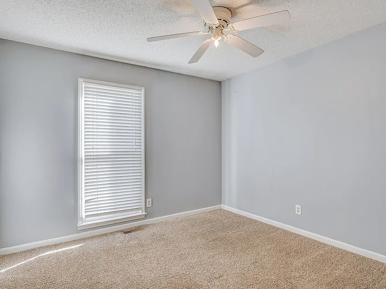 1737 Crestview Dr — Photo 14