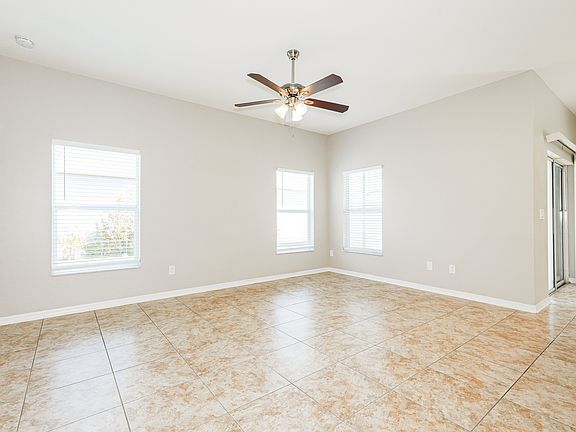 3rd image of 904 Parker Den Dr