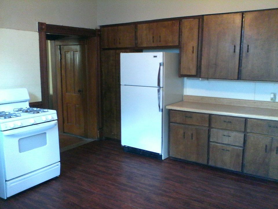 Kitchen - fridge and stove