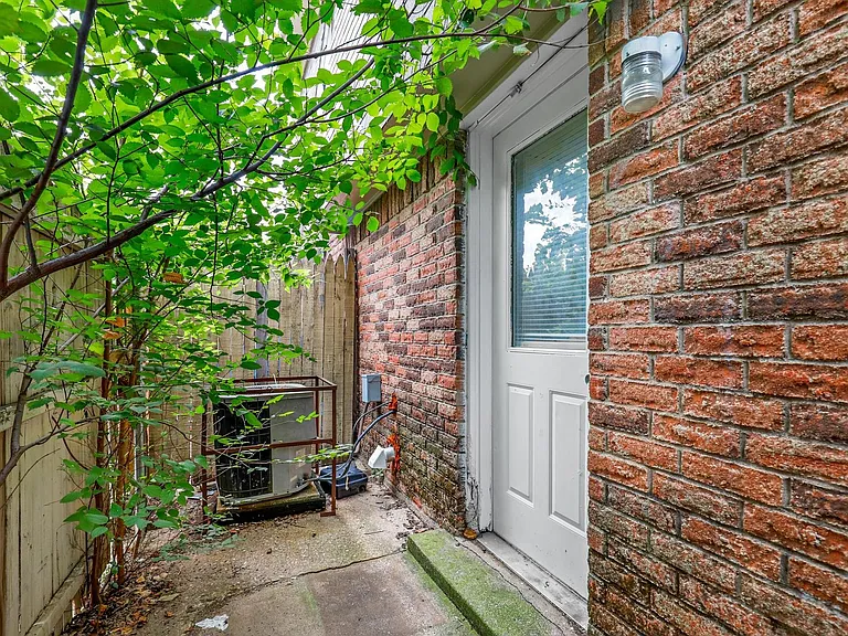 302 N Race St — Photo 15