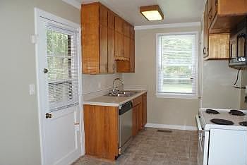 5th image of 914 Parklane St NW