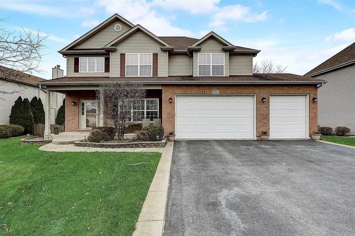 1905 Brighton Ln photo 1