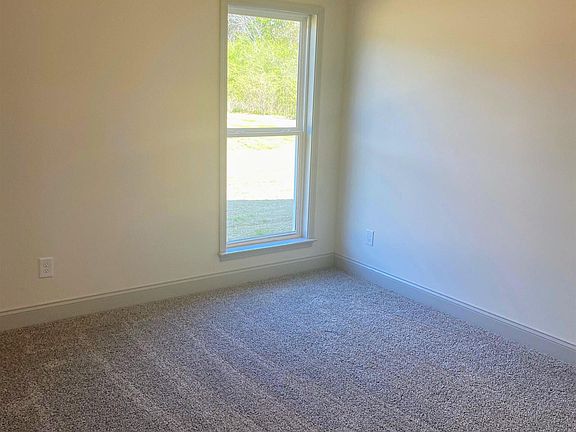 5th image of 360 Farmingdale Ln