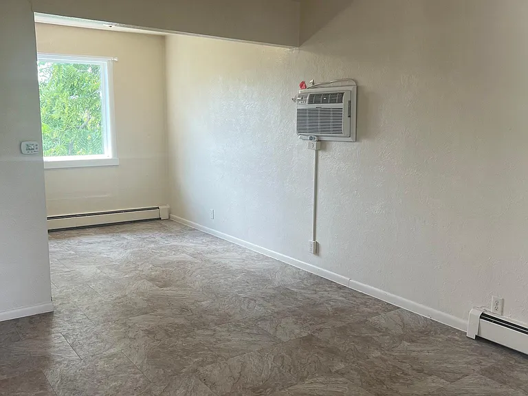 1430 E Ave NE #8 — Photo 2