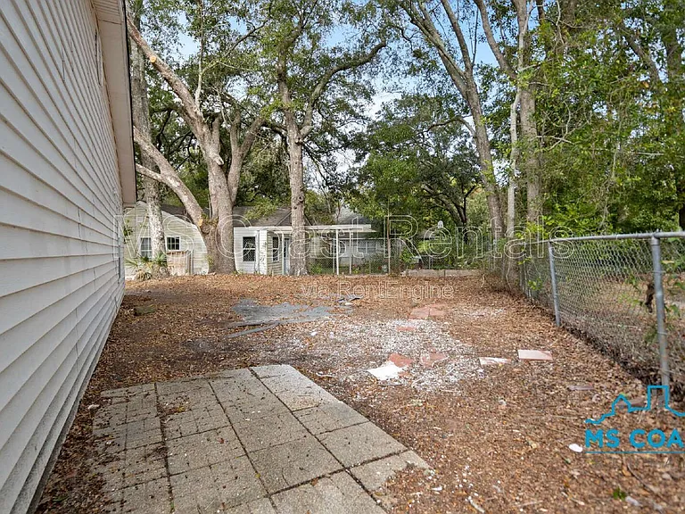 340 Hiller Dr — Photo 22