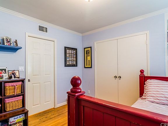 4th image of 4817 Natoma Ave