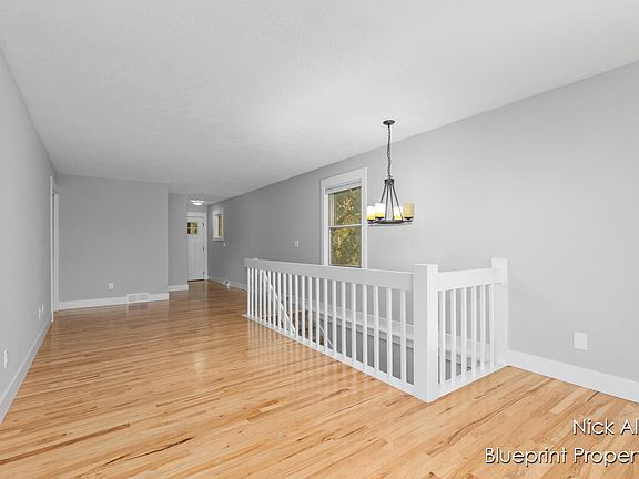 5th image of 7093 Peninsula Dr NE
