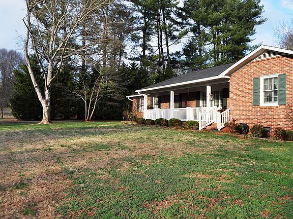 3rd image of 204 Heritage Cir