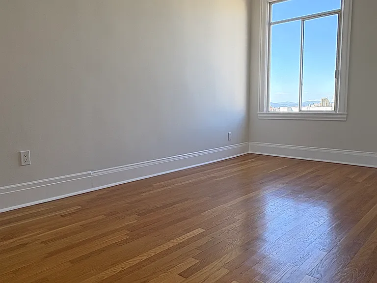 Russian Hill Apartments — Photo 21