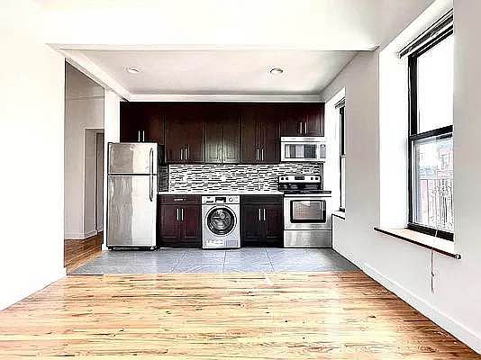 3rd image of 132 E 7th St APT 5