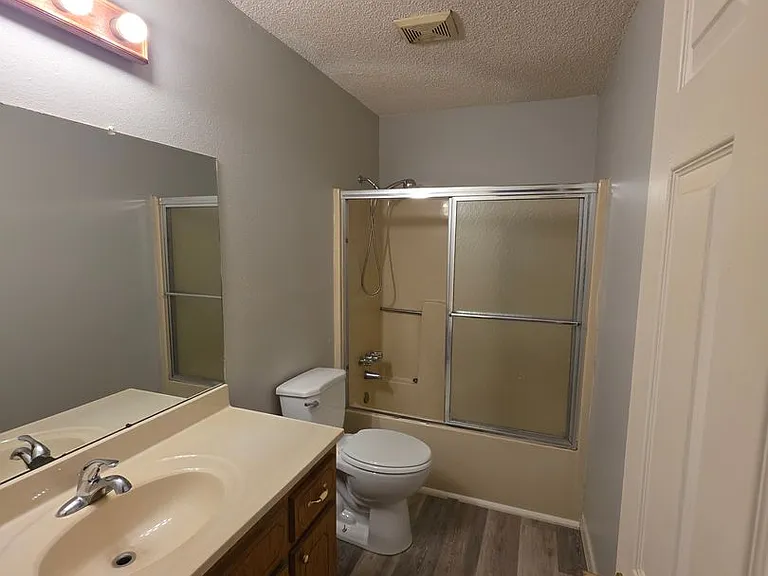 600 E 8th St #1 — Photo 8