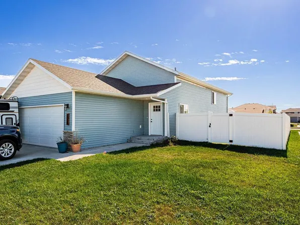 1211 Barnes Dr W, West Fargo, ND 58078
