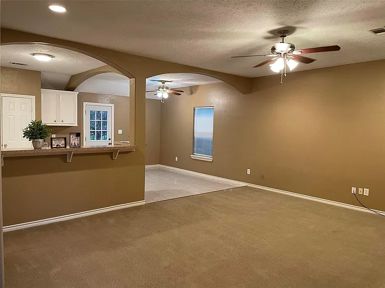 1499 E Dallas St — Photo 3