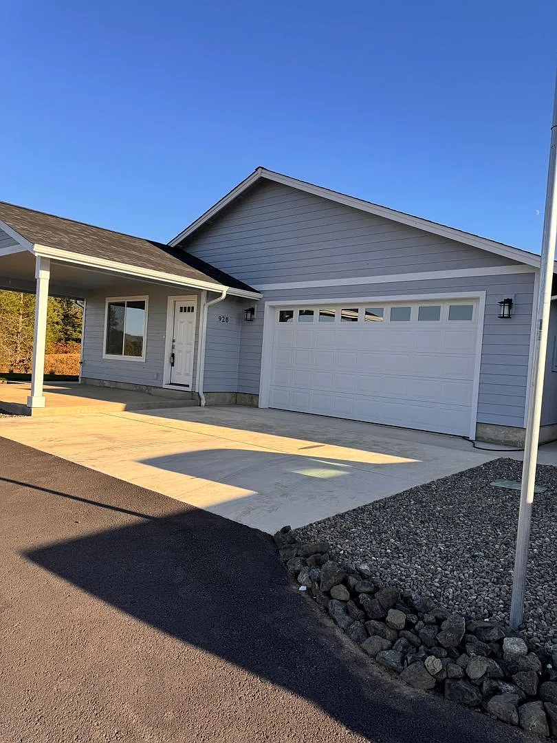 Brand new 3 bedroom 2 bath Sutherlin home with garage — Photo 2
