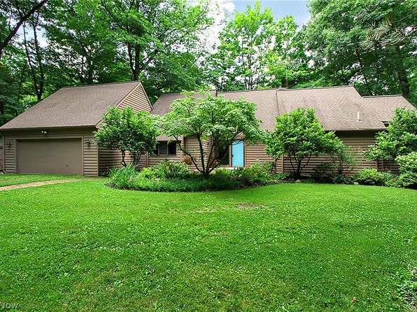 15490 Riddle Rd, Chagrin Falls, OH 44022